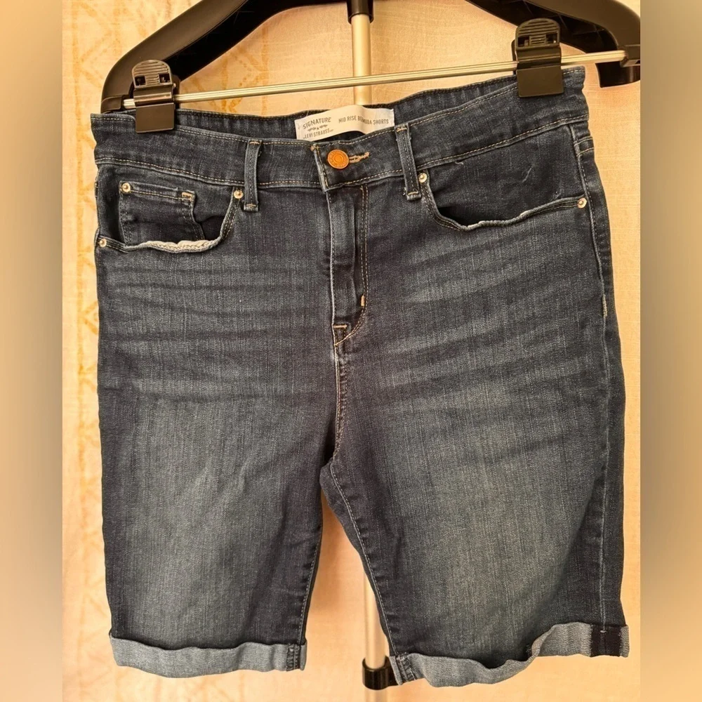 LEVI’S Signature mid rise Bermuda shorts for women size 12/31